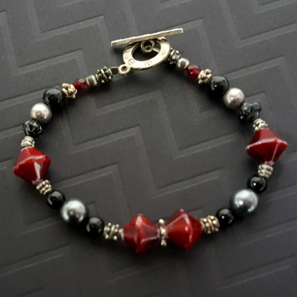 New Red & Black Beaded Bracelet - Picture 2 of 4